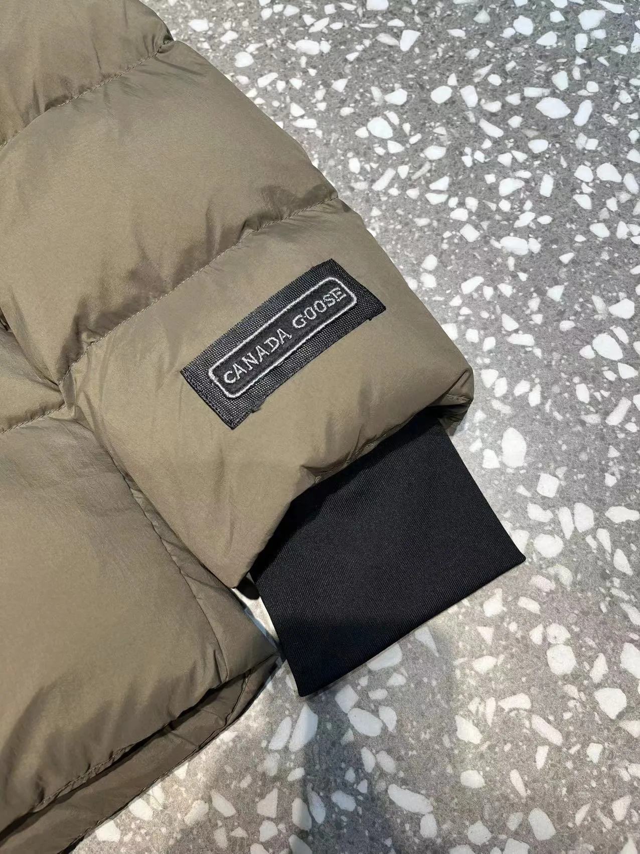 P940 2️⃣0️⃣2️⃣4️⃣The latest Canada goose black label down jacket. The goose black label down jacket is a must-have in the outerwear industry! The latest designer styles! The goose down jacket has always been a popular element of fashion and is loved by experts from all walks of life! Fashionable hooded cut, high-end customer-supplied fine goose down, high resilience, smooth zipper, strong and firm. Pockets on both sides can store small items, free your hands, and you can go out without worries. It can also meet the need of putting your hands in your pockets👏👏Produced by Big Goose, it can be used as a group uniform by many celebrities. This down jacket uses a double-layer anti-down lining design, which has strong windproof performance and will be very warm in winter! New standard 90% goose down filling, high fluffiness, windproof hooded design. When walking outdoors, pull the collar to the highest position, put your hands in the pockets and it will be very warm. It can be easily controlled by all body types! The interior is equipped with an elastic snow skirt design for better wrapping. The simple and neat style design highlights the masculine temperament. The impeccable style is classic and never goes out of style. It is warm and practical, and it is versatile! You can enter with your eyes closed!  Size: XS-XXL Color: black gray